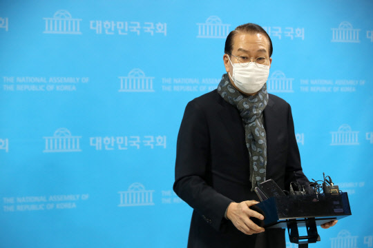 5일 국민의힘 선거대책본부장으로 임명된 권영세 의원이 국회 소통관에서 취재진 질문에 답변하고 있다. 국회사진기자단=연합뉴스.